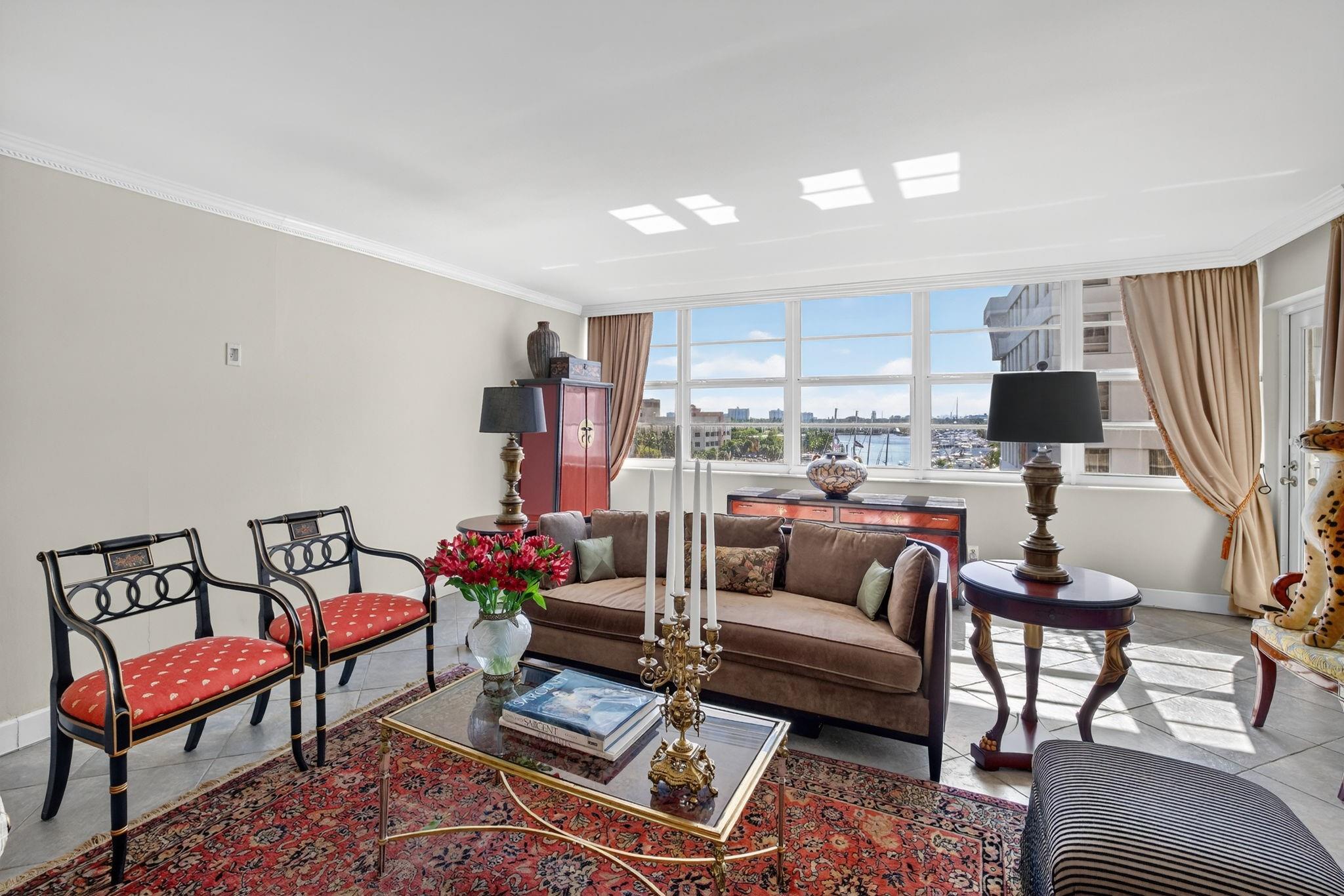 Photo 4 of home located at 1160 N Federal Hwy 716, Fort Lauderdale FL