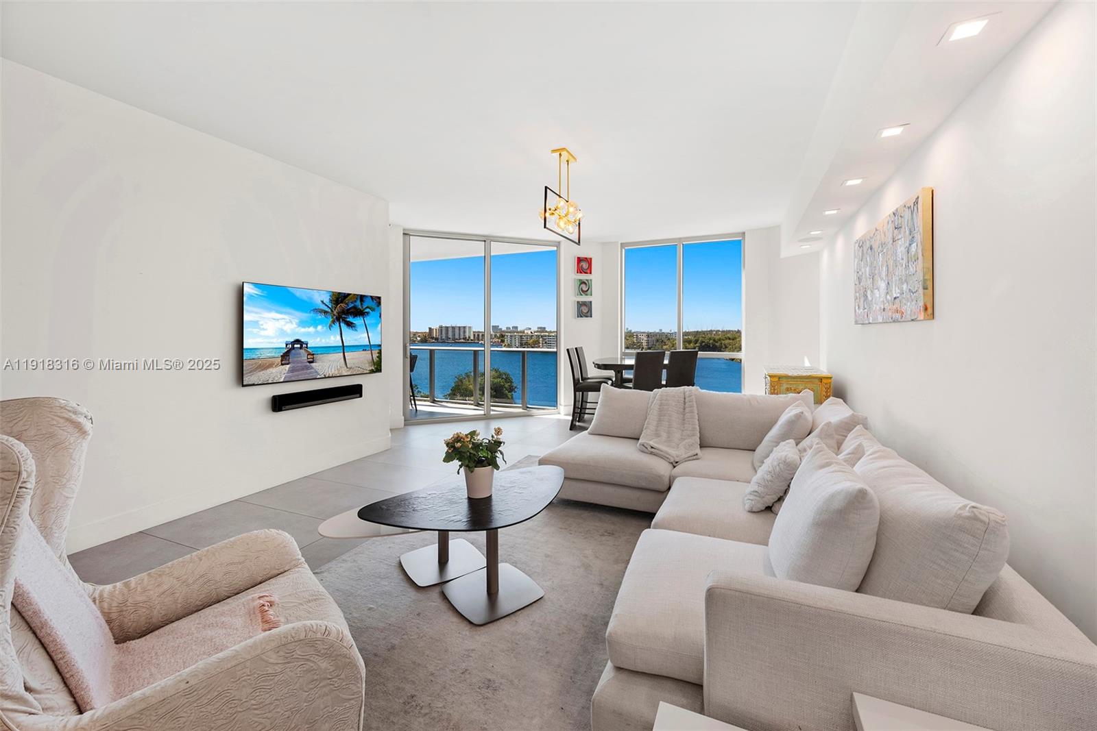 Apartamento à Venda em North Miami Beach, FL