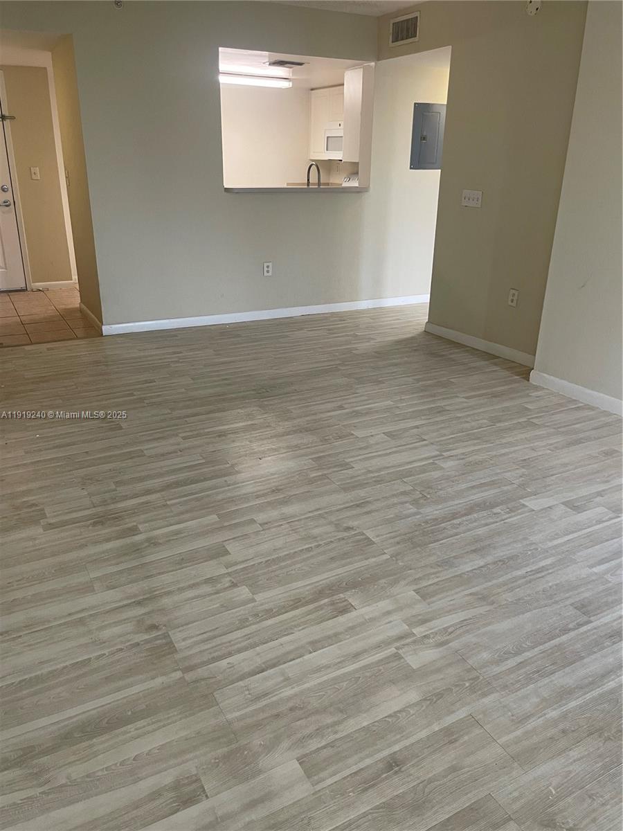 Las Olas By The River Con