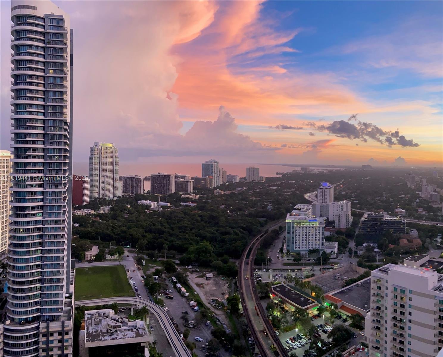 The Axis On Brickell Cond