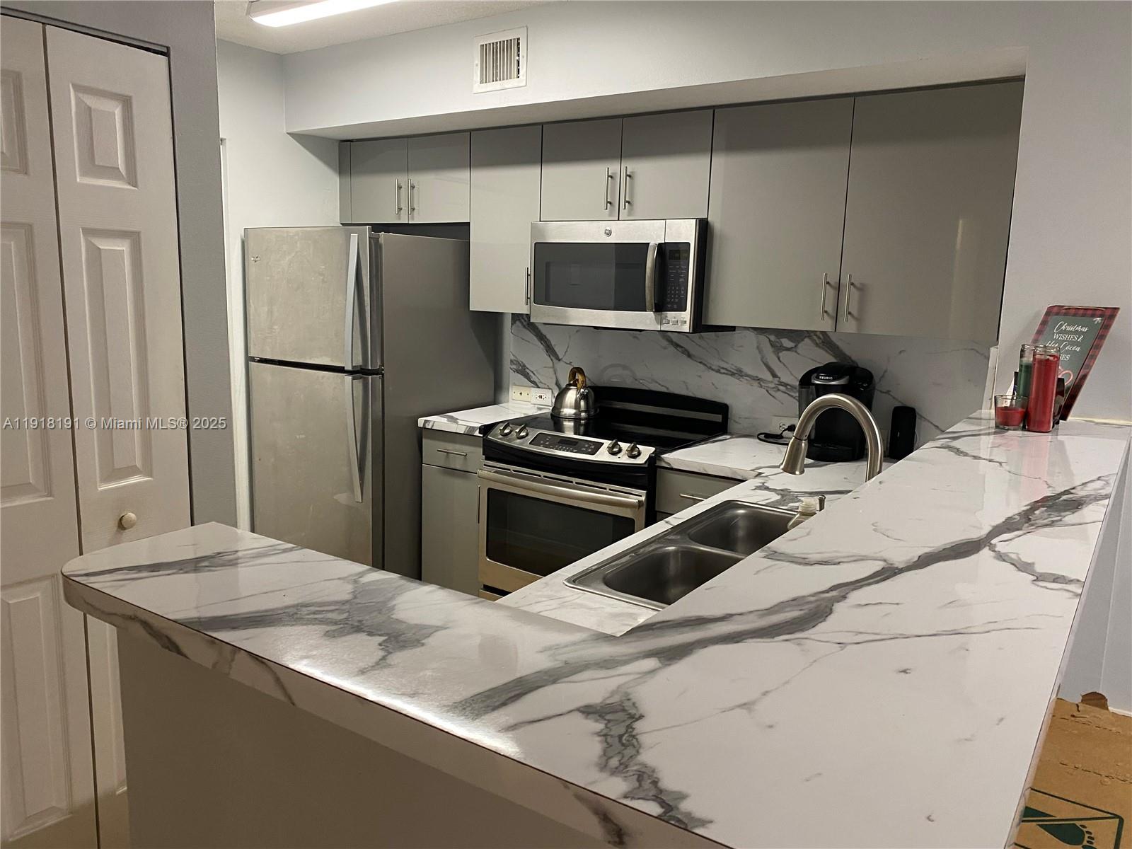 Devonaire Condo At Pembro