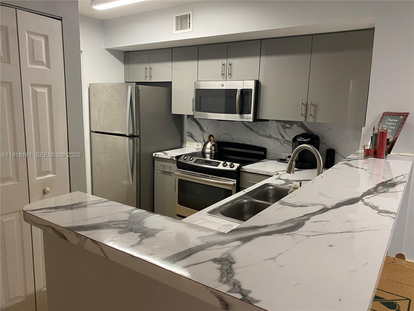 Devonaire Condo At Pembro