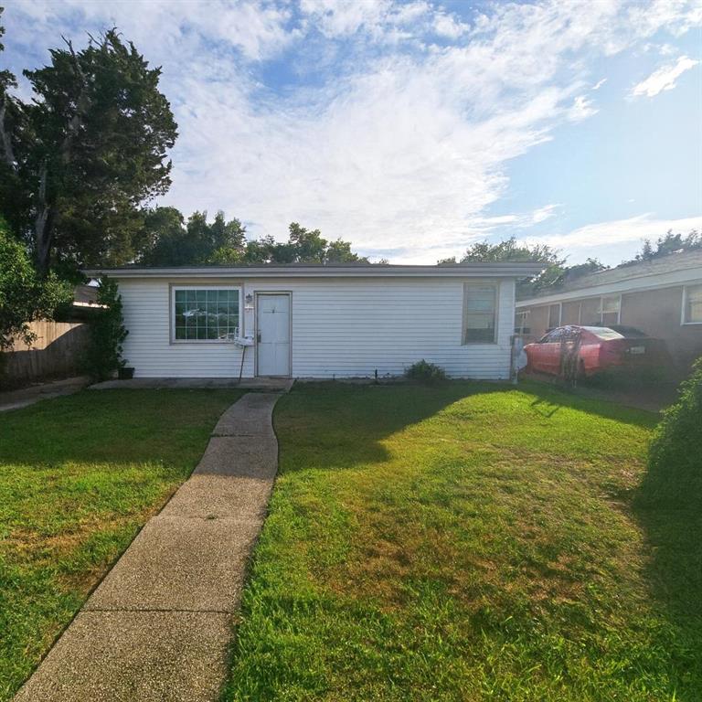 Opportunity knocks! Fantastic location in 70005 just steps from shopping and eateries on Veterans. Large lot that could work well for a new construction. The house could be renovated as an investment property or for a first time homebuyer that wants to renovate to his/her taste. Owner/Agent