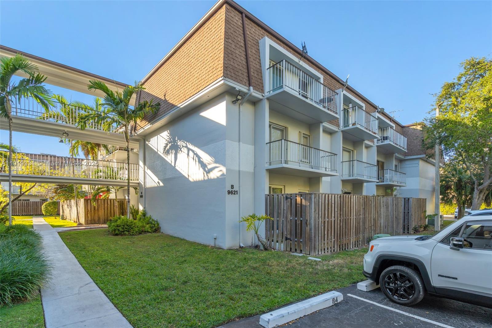 Woodside In Kendall Condo