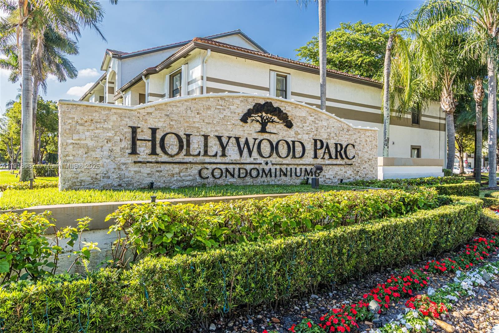 Hollywood Parc Condominium