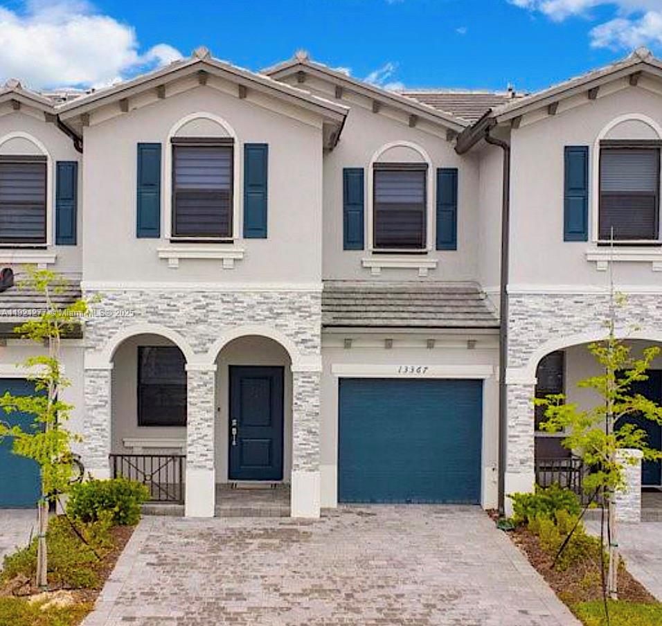 BEAUTIFUL 2022 TOWNHOUSE IN THE GATED COMMUNITY OF PINEVISTA! FEATURES 3 BEDROOMS, 2.5 BATHS, 1-CAR GARAGE, AND A PRIVATE BACKYARD/PATIO. MODERN KITCHEN WITH STAINLESS STEEL APPLIANCES. AMENITIES INCLUDE A CLUBHOUSE, GYM, POOL, AND PLAYGROUND. GREAT LOCATION NEAR WALMART, SHOPPING, BAPTIST HOSPITAL, RESTAURANTS, AND EASY ACCESS TO THE FLORIDA TURNPIKE. A MUST-SEE!