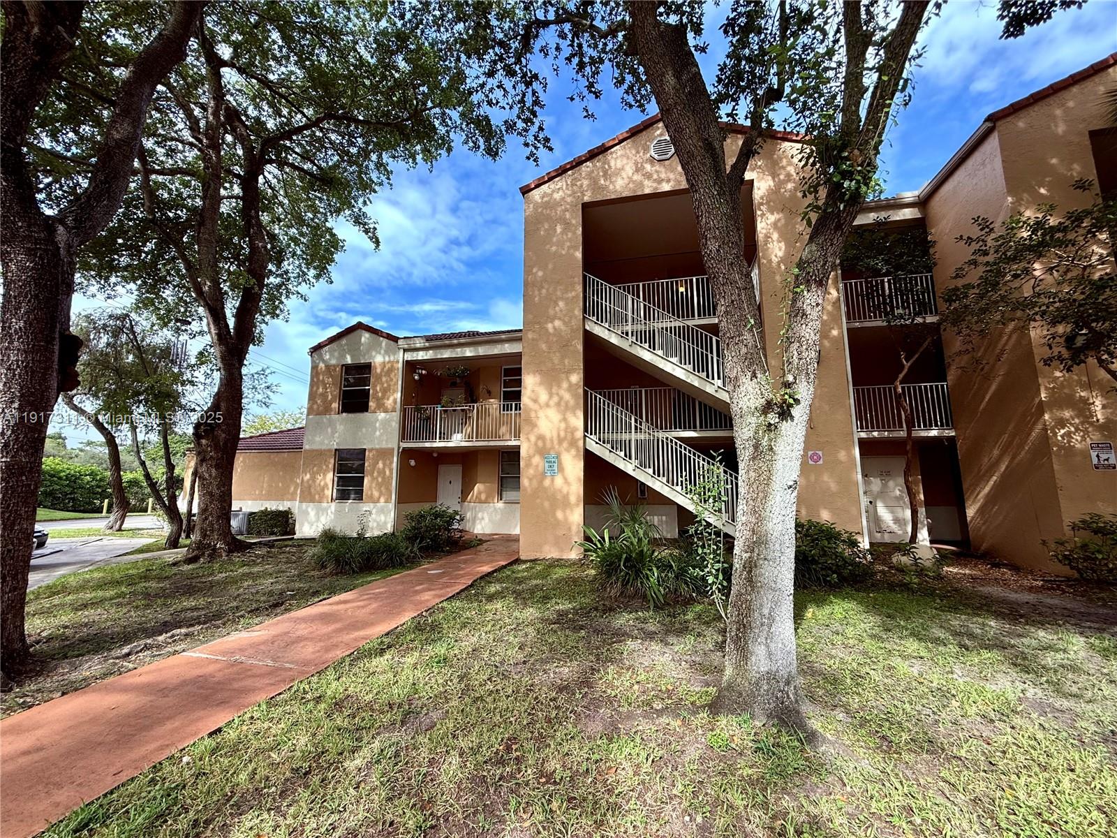 Coral Springs Estate Town