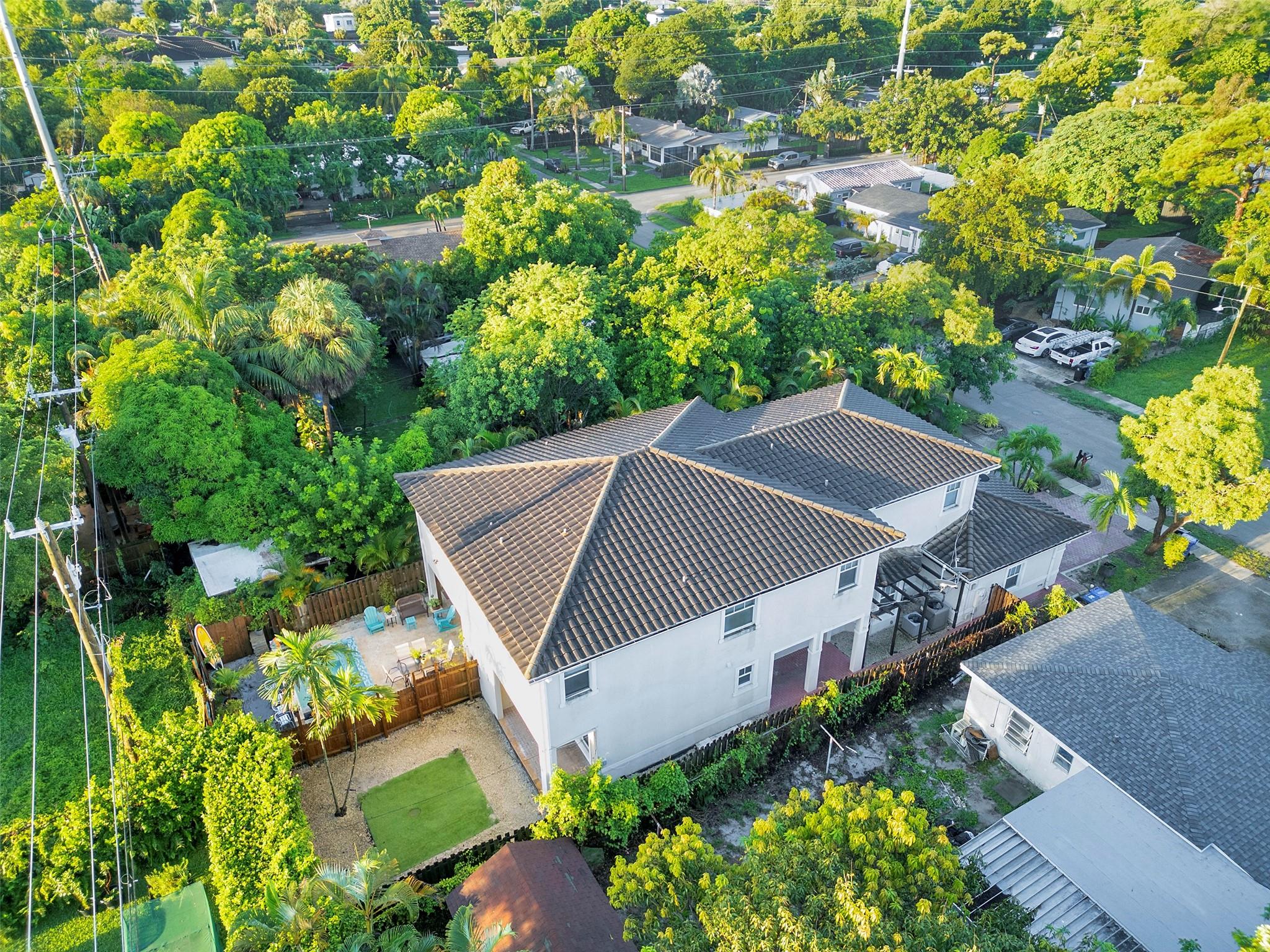 No HOA! Spacious 3/2.5 Townhome with Den/Office & 2-Car Garage – Built in 2008, Looks Like New! This beautifully maintained townhome offers 3 bedrooms, 2.5 bathrooms, and a versatile den/office. Featuring tile floors throughout, the home boasts modern finishes including granite countertops and stainless steel appliances. The open and airy living spaces include a large living room and an open loft, perfect for additional relaxation or entertainment. The master suite is huge with walk-in closets, while the additional bedrooms provide ample space for family or guests. Enjoy the convenience of a washer and dryer, as well as a half bath on the first floor. The privacy-fenced backyard.