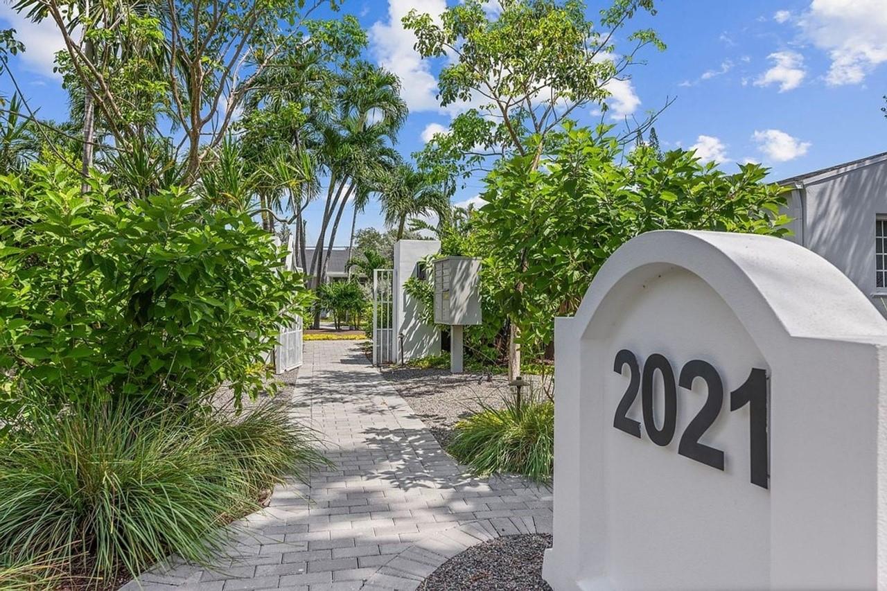 Hollywood South Side Add