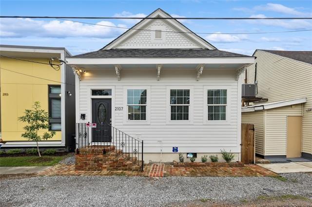 Do not wait to come check out this modern uptown cottage!!! It features 4 bedrooms, 2 bathrooms, open floor plan, 10’ ceilings, custom cabinetry and quartz countertops. Property is located in a X-flood zone. Property currently being used as a short-term rental. Schedule a showing today!
