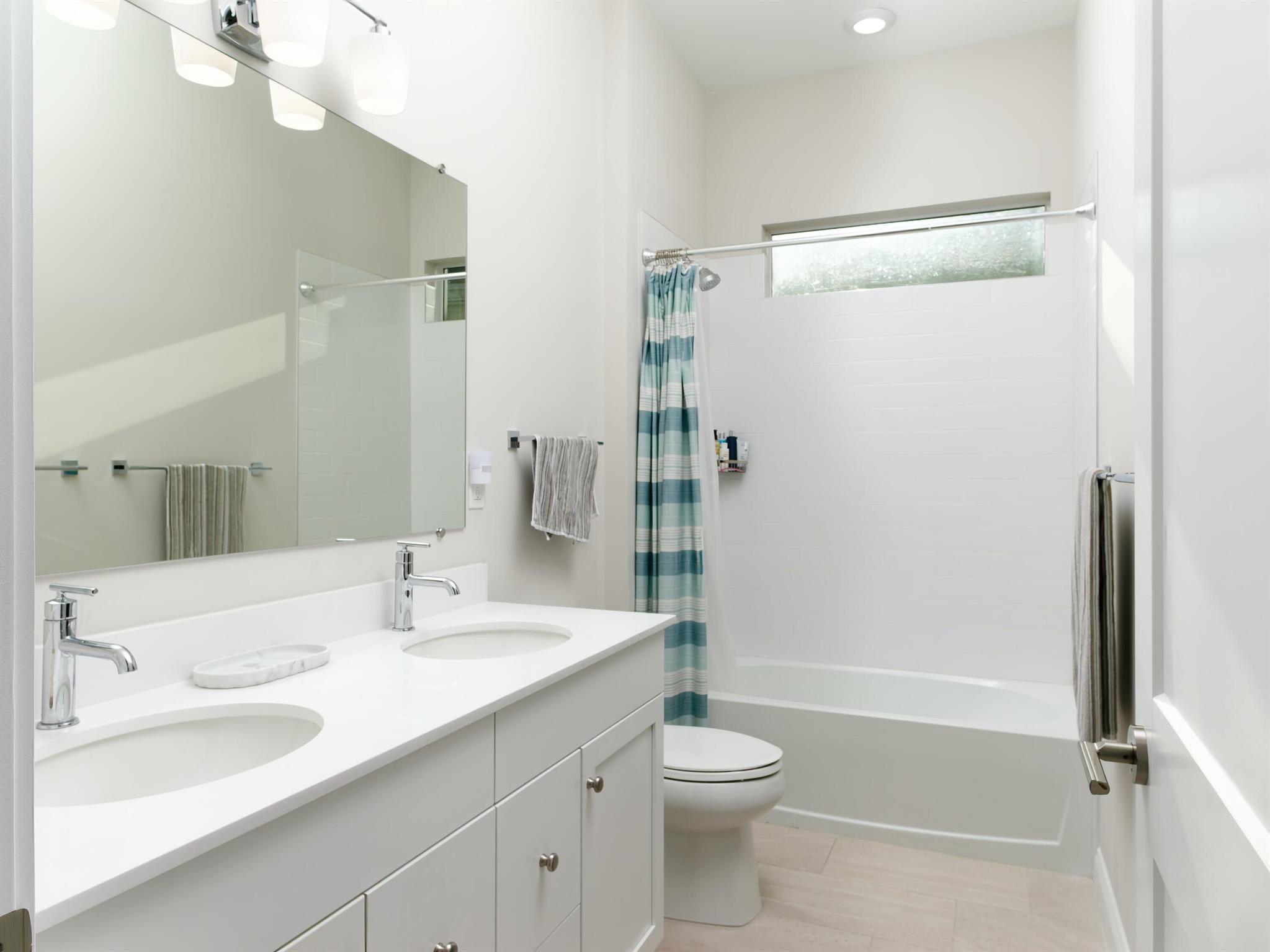 Photo 13 of home located at 12144 Waterstone Circle, Palm Beach Gardens FL