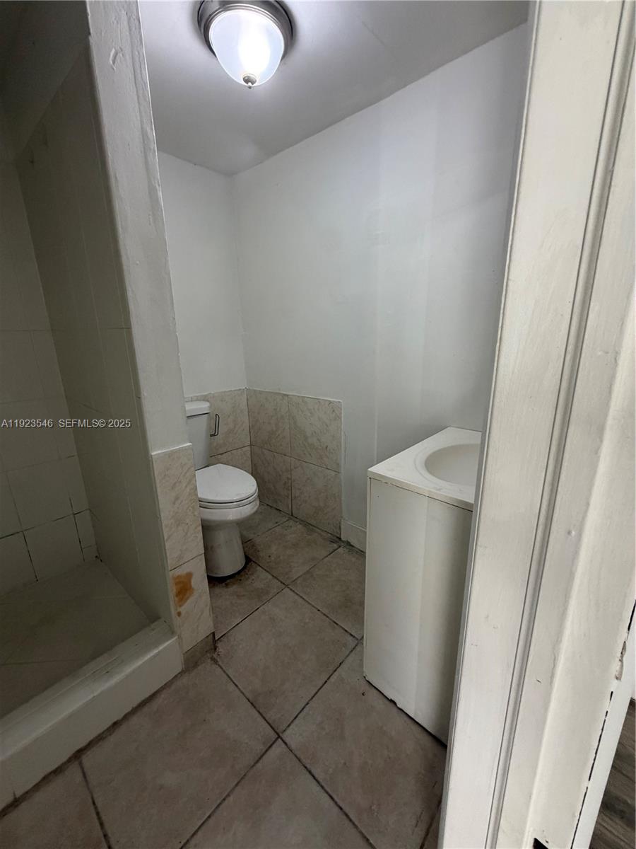 Designer master bathroom at 2645 21st Ave - Luxury Estate in Oakland Park