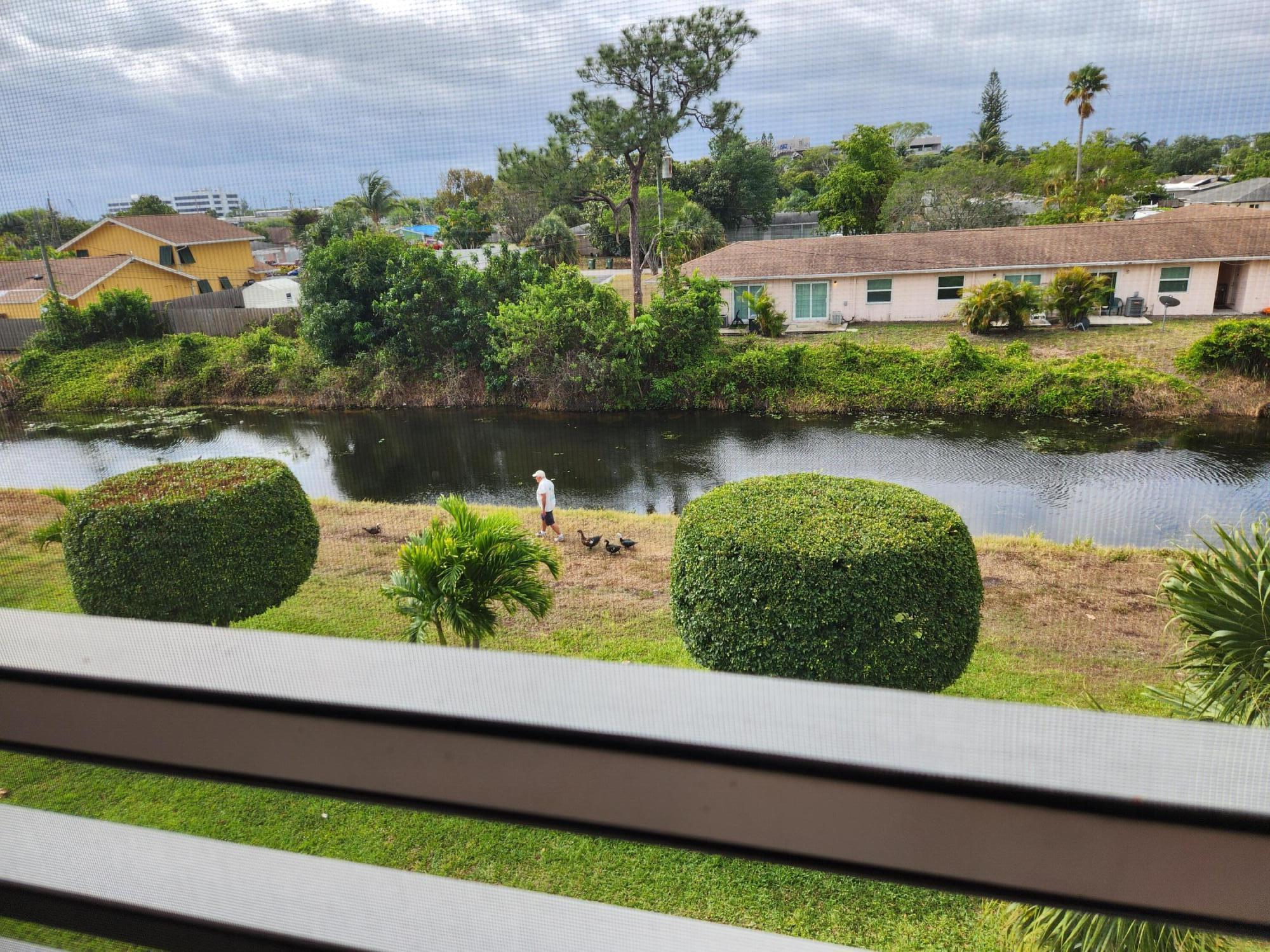 Lake Clarke  Gardens Cond