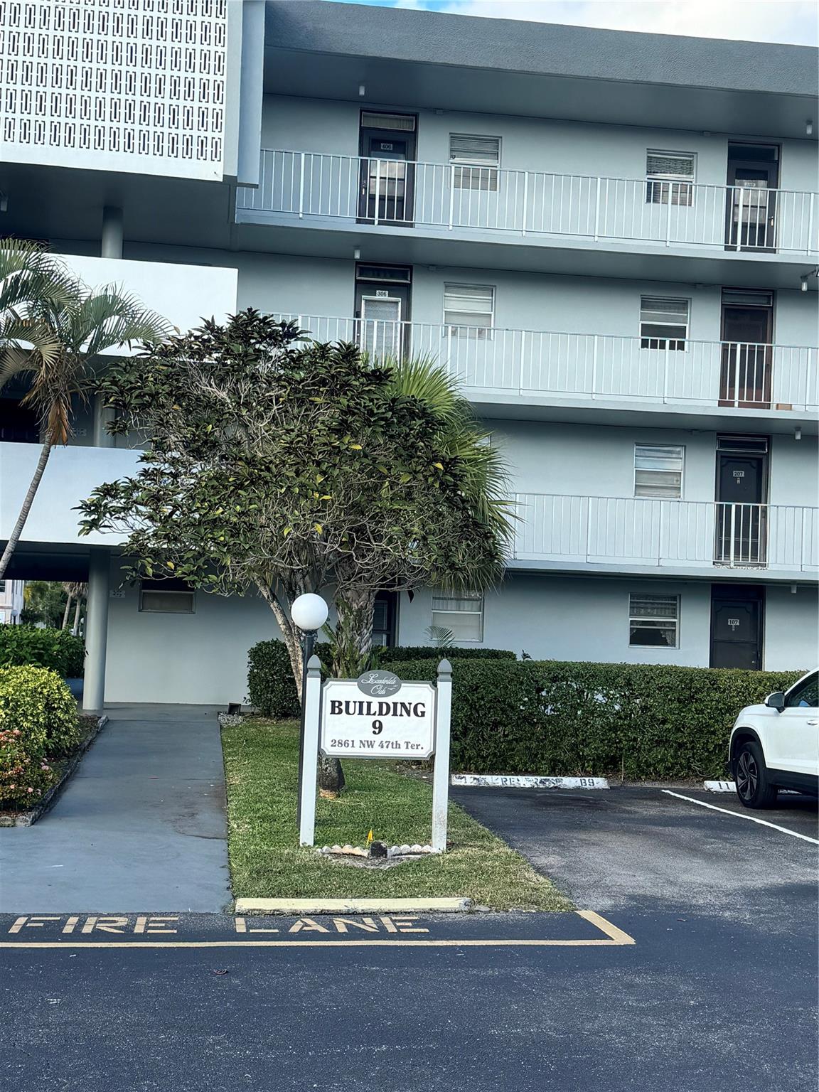 Lauderdale Oaks Condo