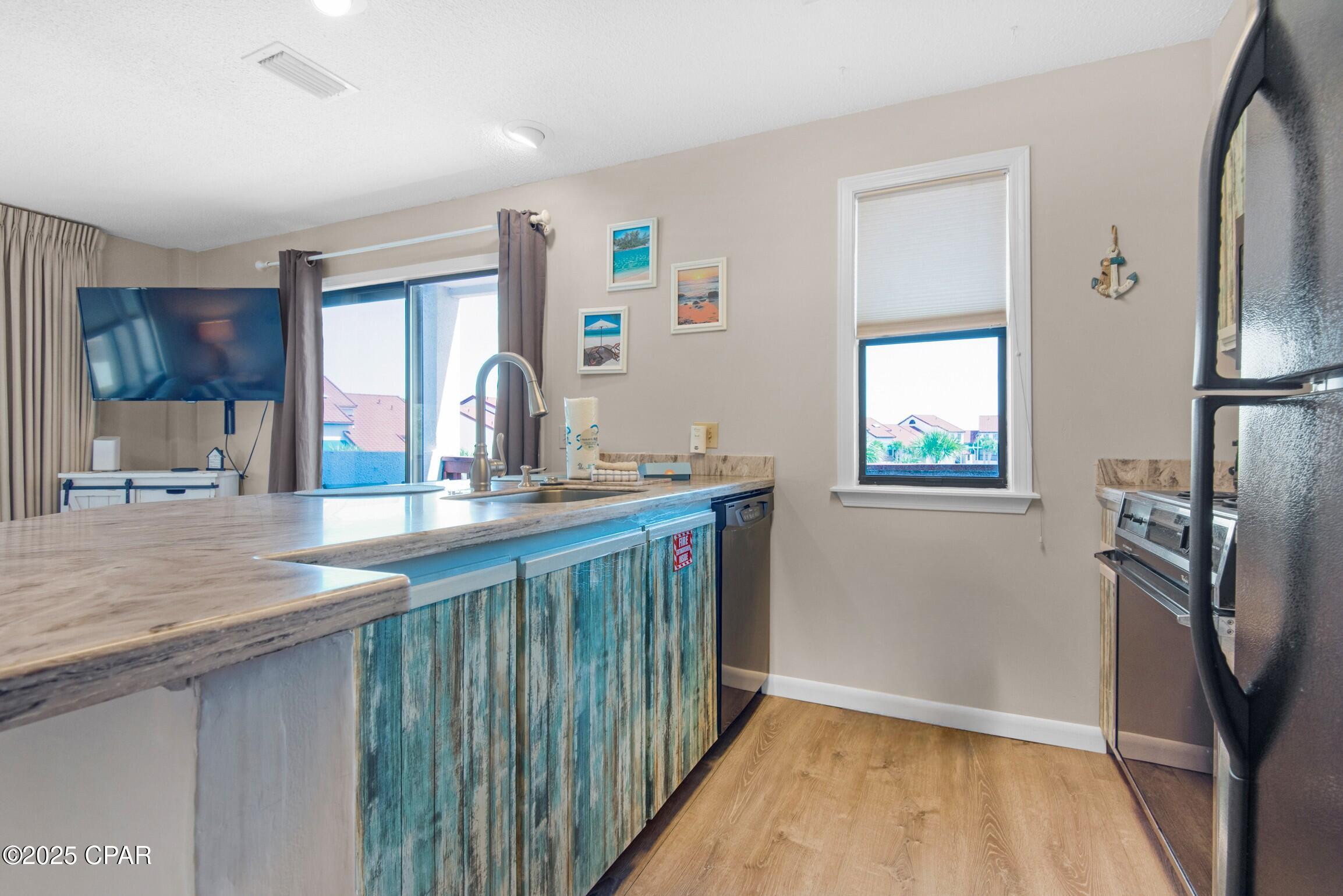 Image 12 For 8730 Thomas Drive 1211c