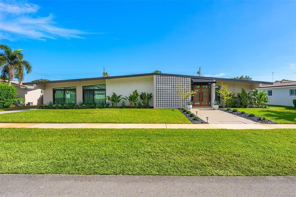 Hollywood Hills 6-22 B