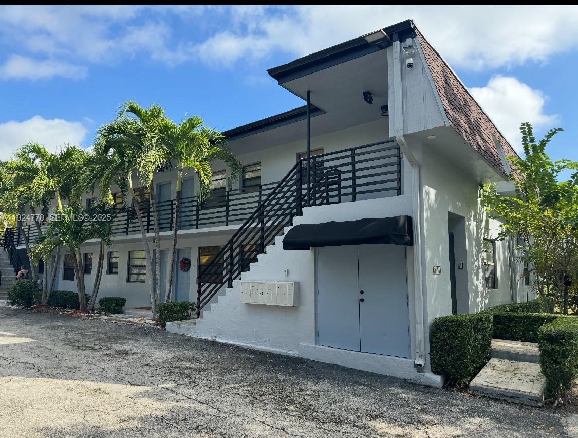 FANTASTIC PROPERTY!! 1 BEDROOM, 1 BATHROOM CONFO ON THE 2ND FLOOR, CORNER UNIT. SHOWS GREAT. ALL TILE, GATED COMMUNITY, QUIET NEIGHBORHOOD. very well keep by the owner! Cheapest price in Palmetto Bay