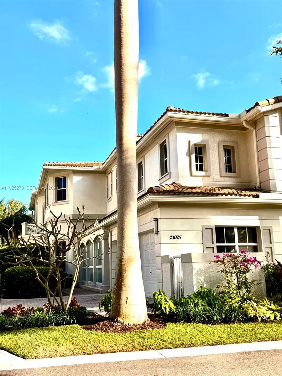 The Courtyards At The Poin