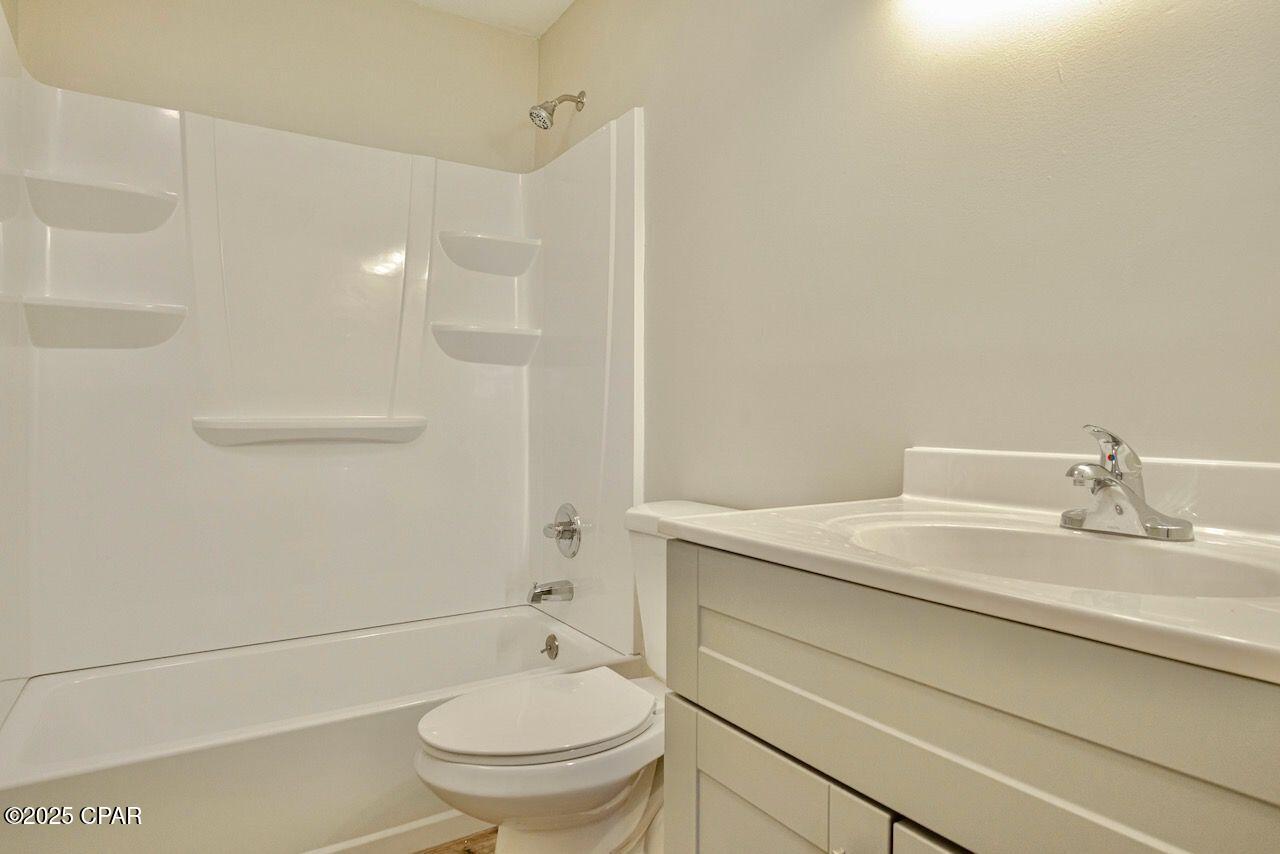 Listing photo id 13 for 240 Harmon Avenue