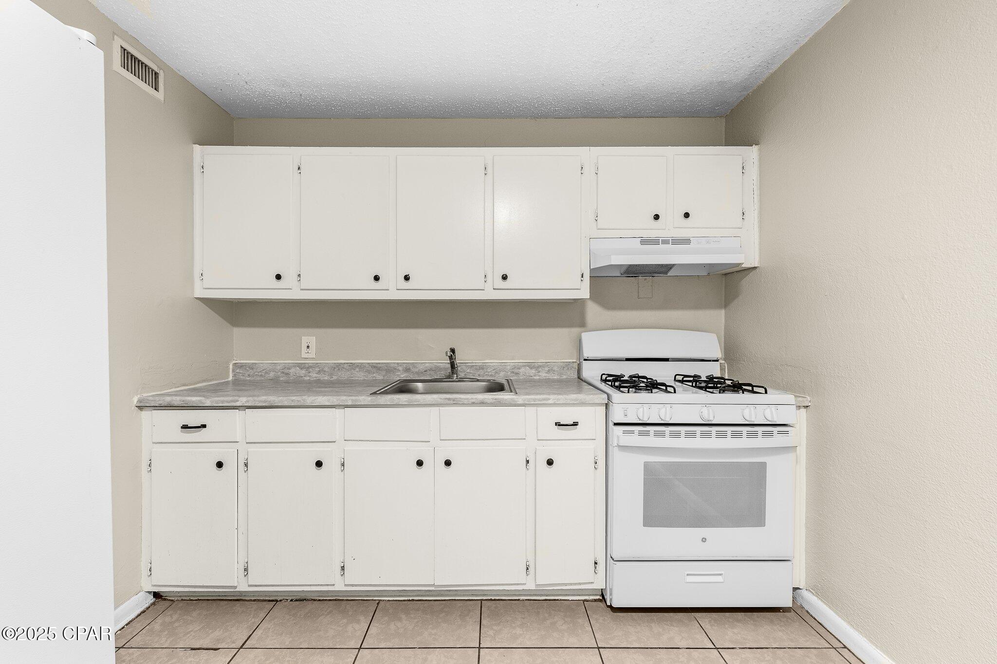 Listing photo id 16 for 3510- 3536 Saint John Street