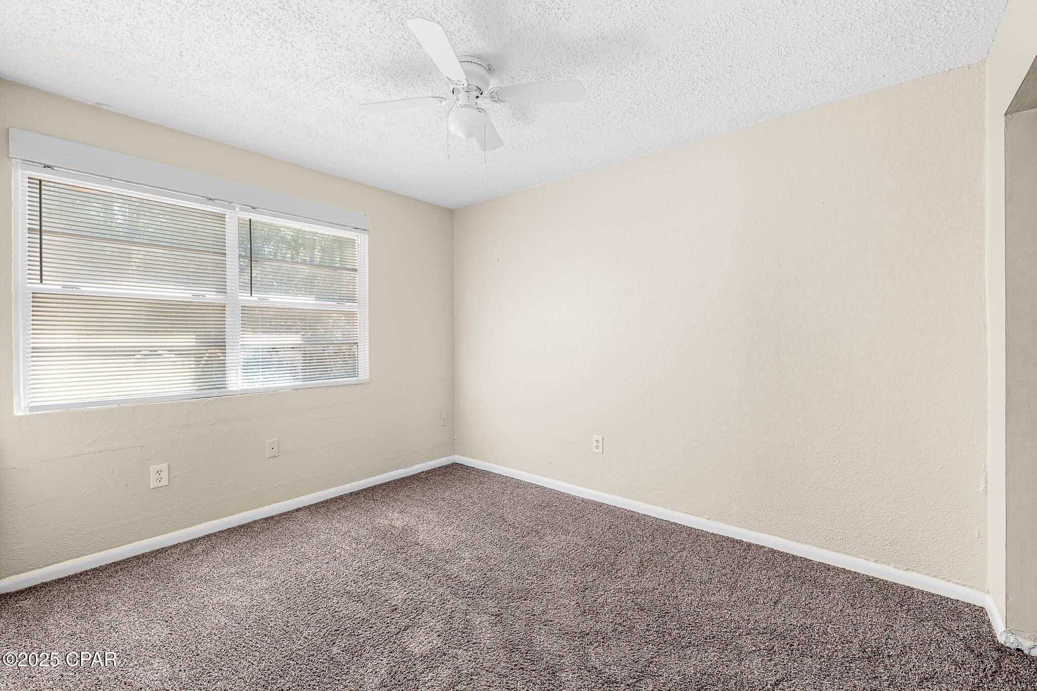 Listing photo id 23 for 3510- 3536 Saint John Street