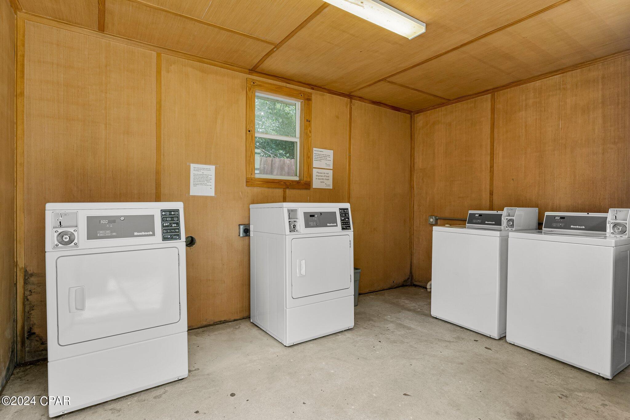 Listing photo id 14 for 872 Deer Wood Lane