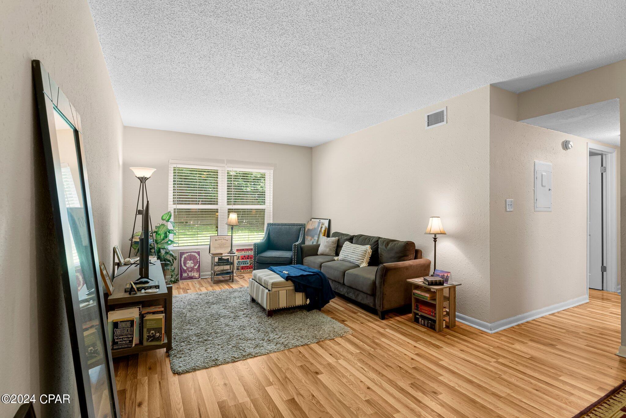 Listing photo id 15 for 872 Deer Wood Lane