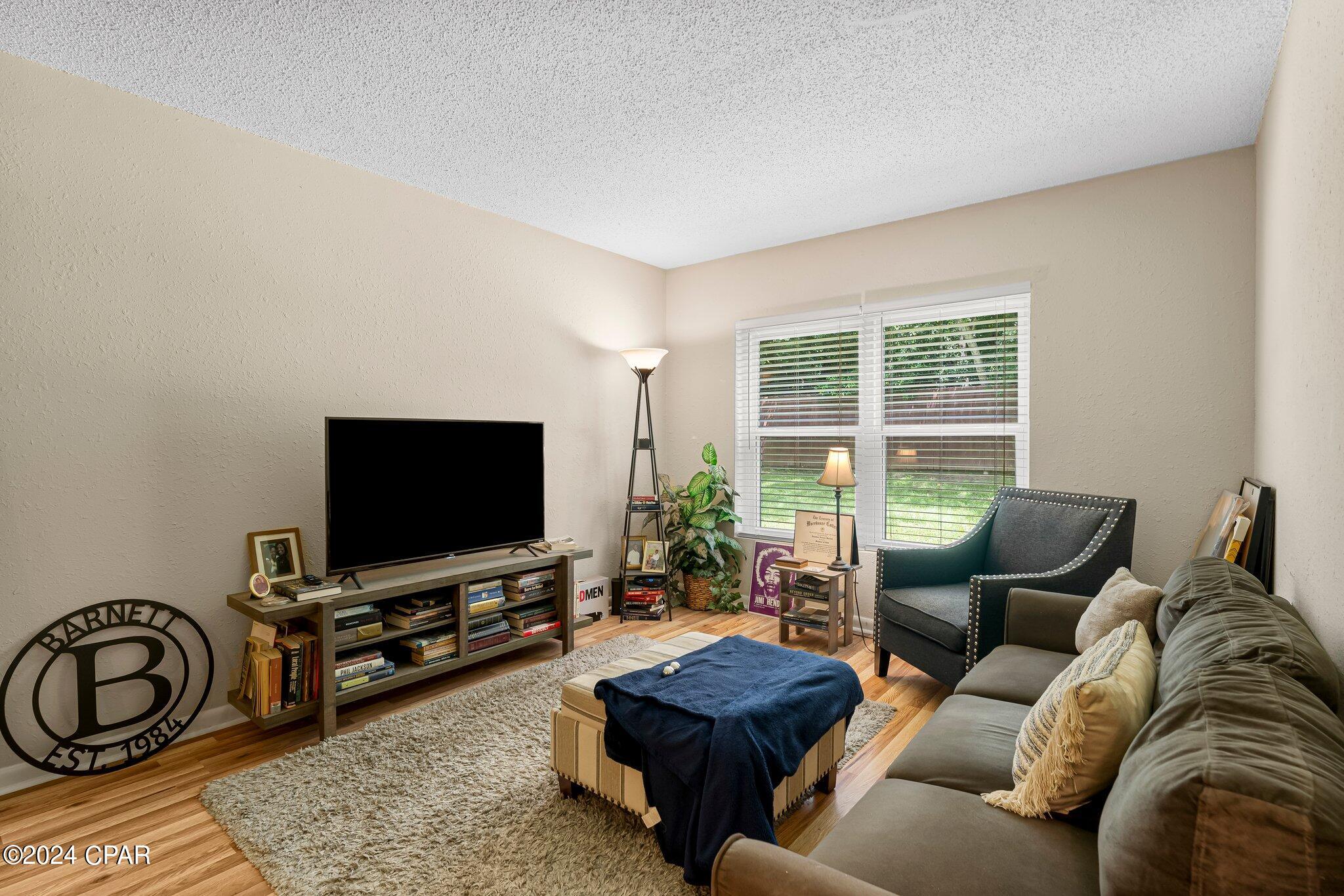 Listing photo id 18 for 872 Deer Wood Lane