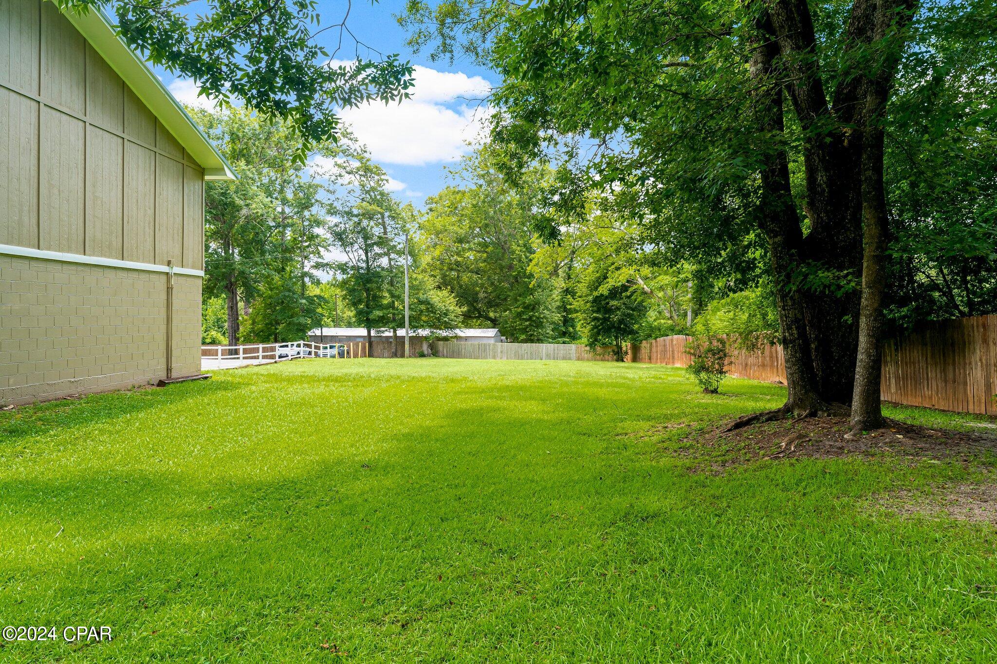 Listing photo id 7 for 872 Deer Wood Lane