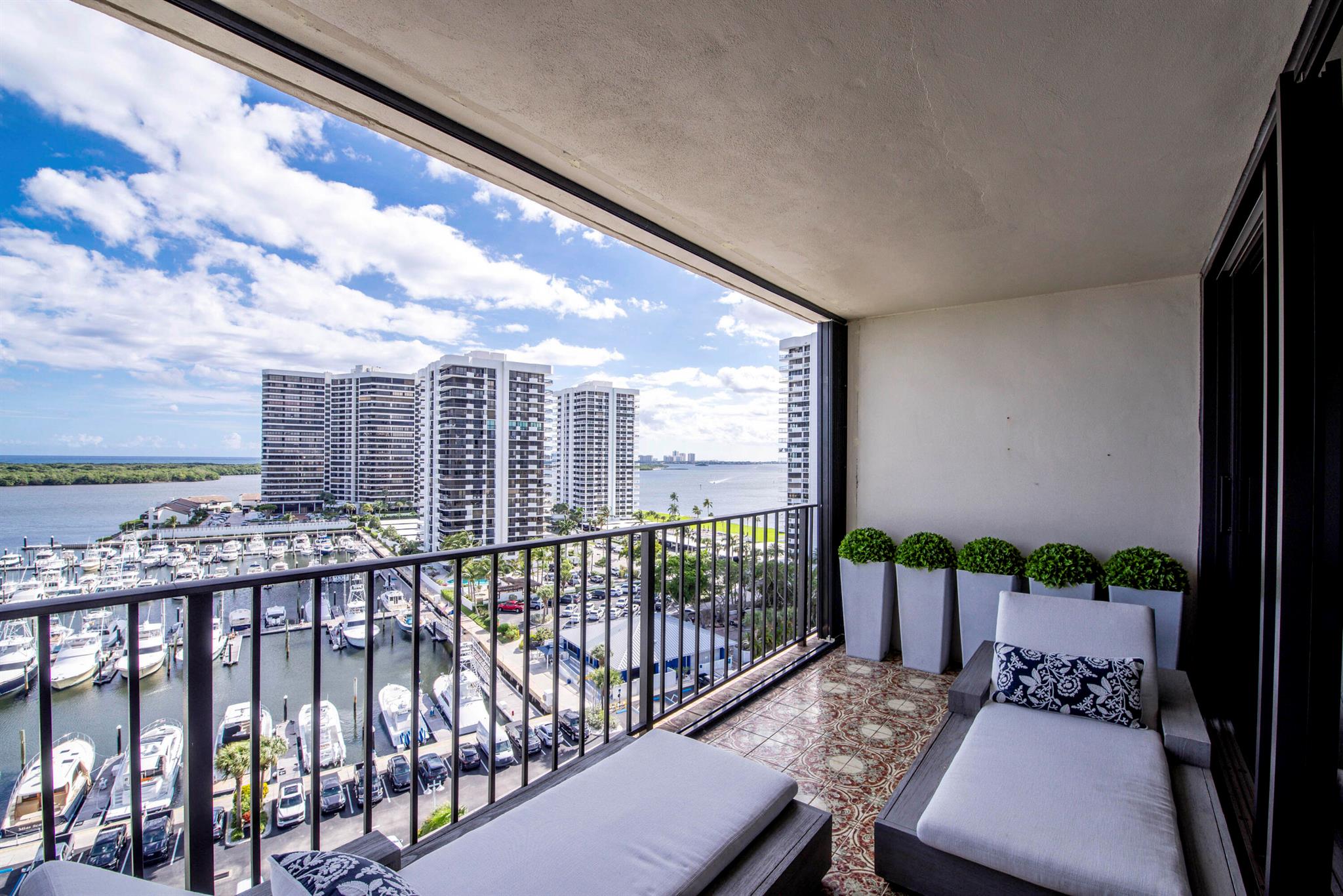 Photo 11 of home located at 120 Lakeshore Drive T36, North Palm Beach FL