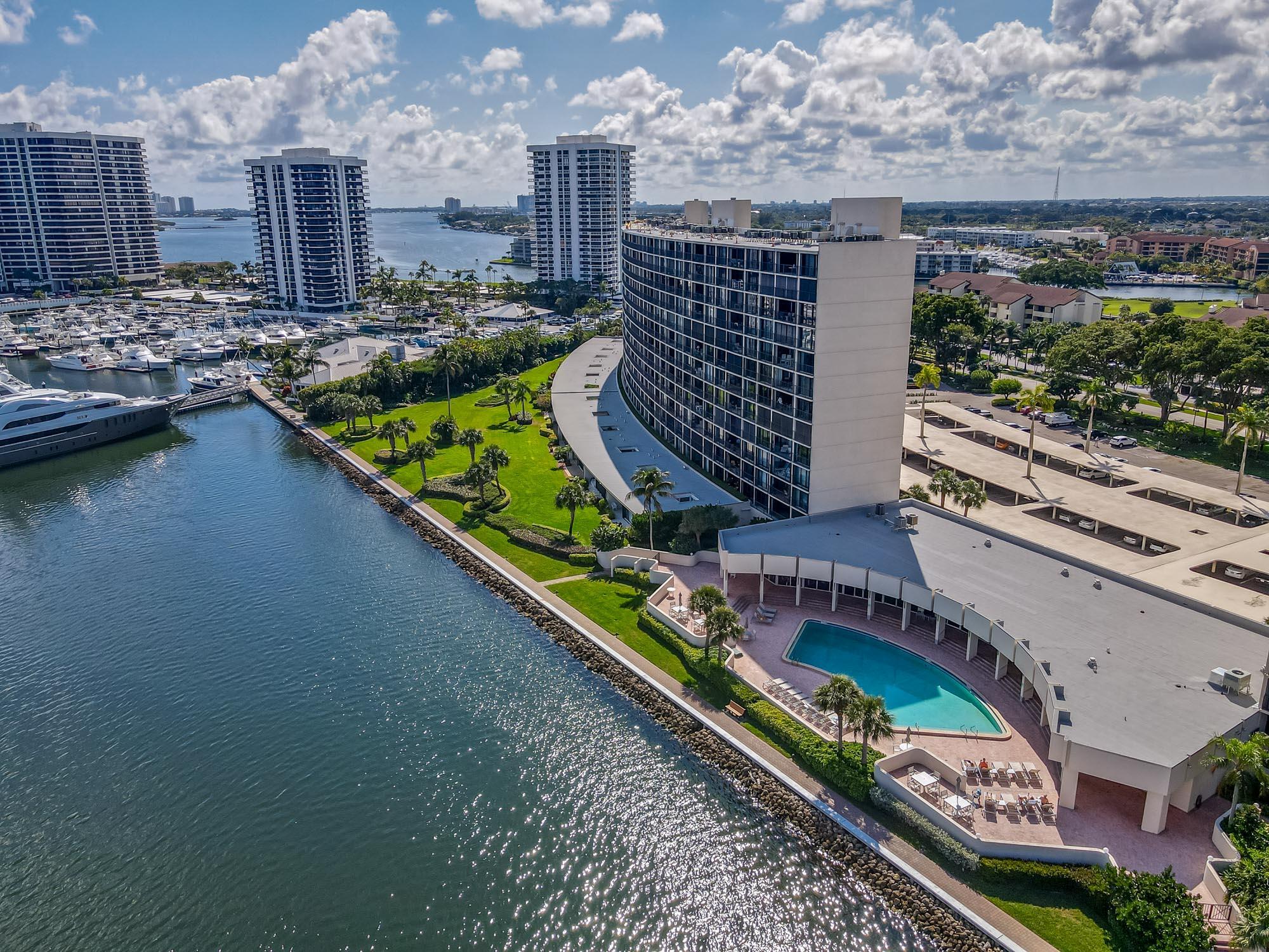 Photo 14 of home located at 120 Lakeshore Drive T36, North Palm Beach FL