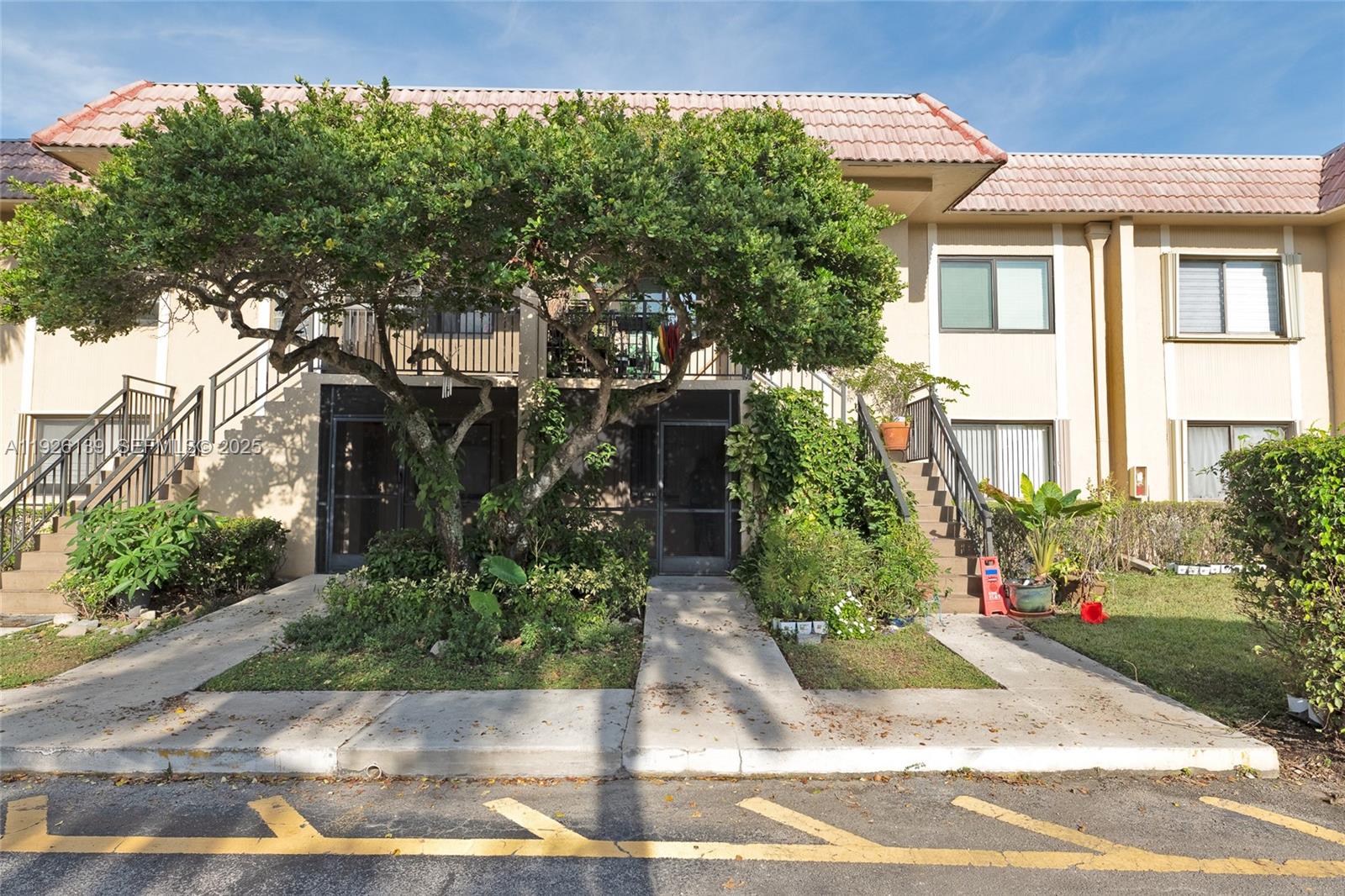 Racquet Club Apts At Bona