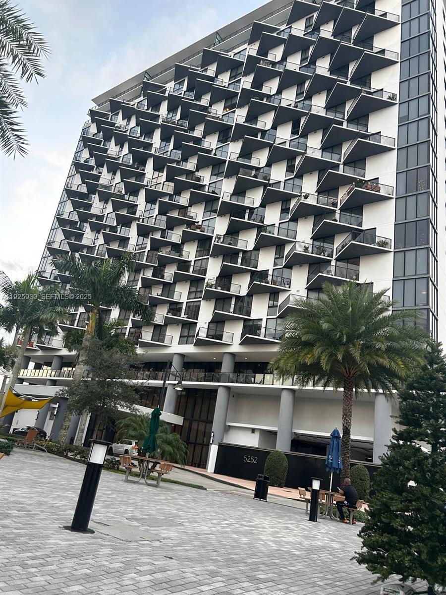 5252 Paseo Condo
