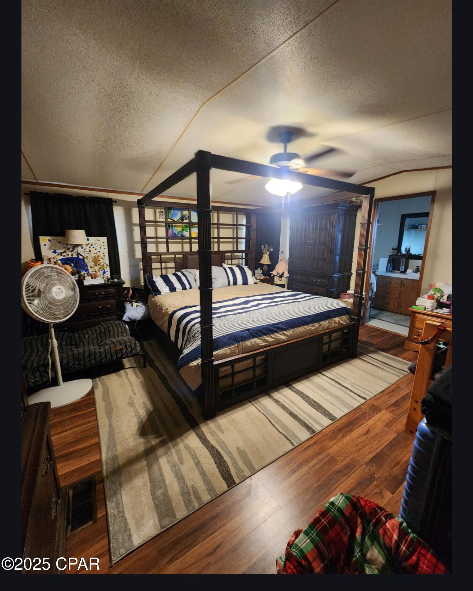 Listing photo id 5 for 425 Coralvine Drive