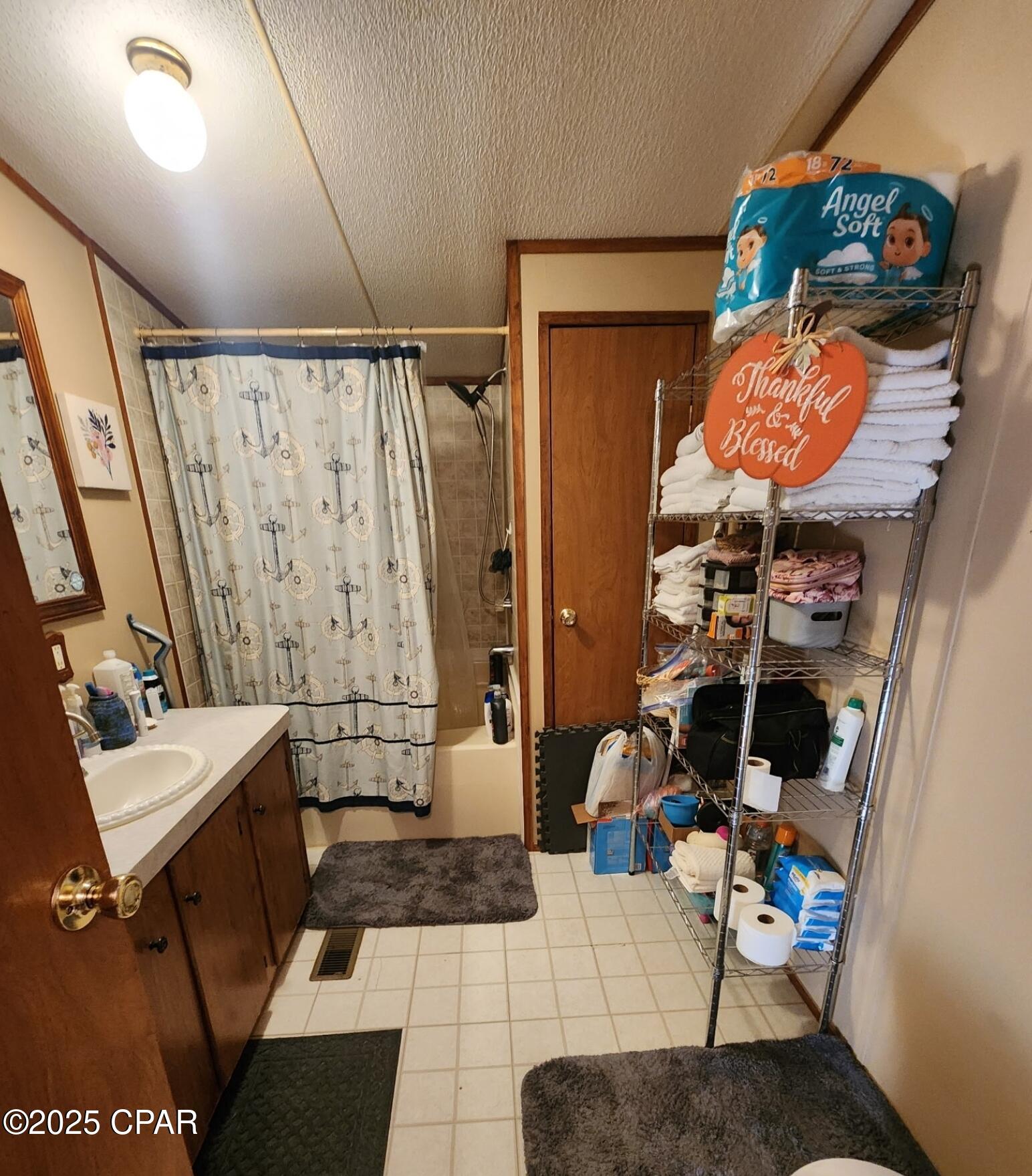 Listing photo id 7 for 425 Coralvine Drive