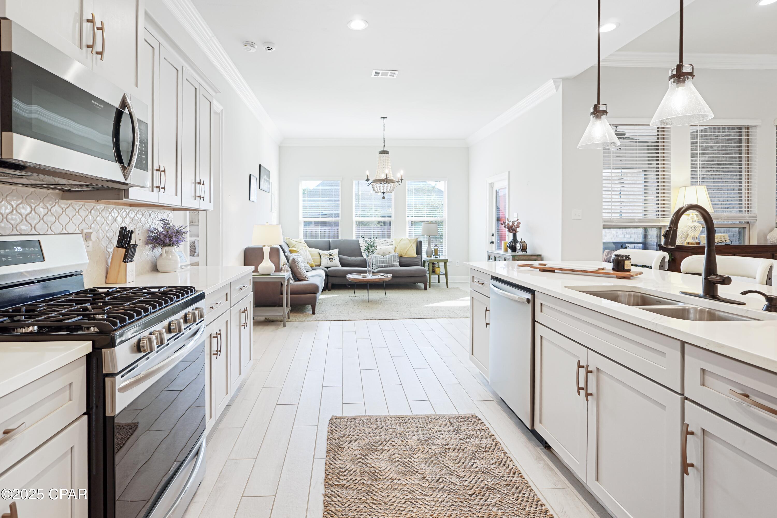 Listing photo id 10 for 198 Blaze Boulevard