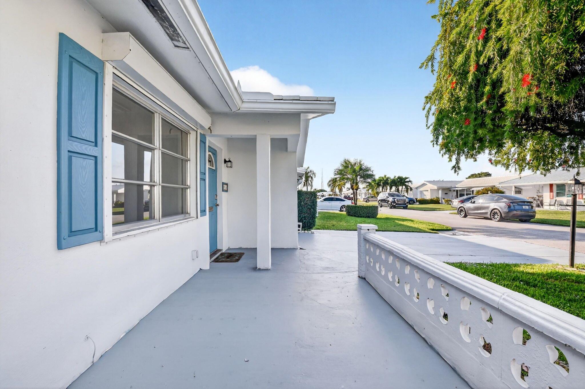 Photo 2 of home located at 814 SW 6th Avenue, Boynton Beach FL