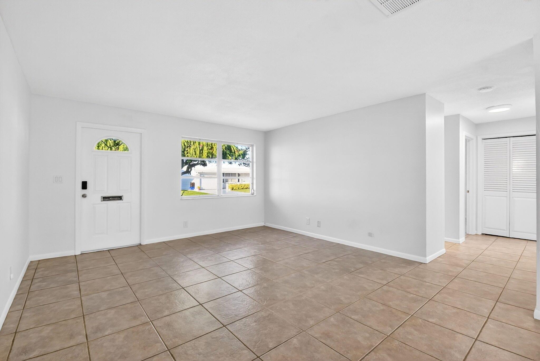 Photo 3 of home located at 814 SW 6th Avenue, Boynton Beach FL