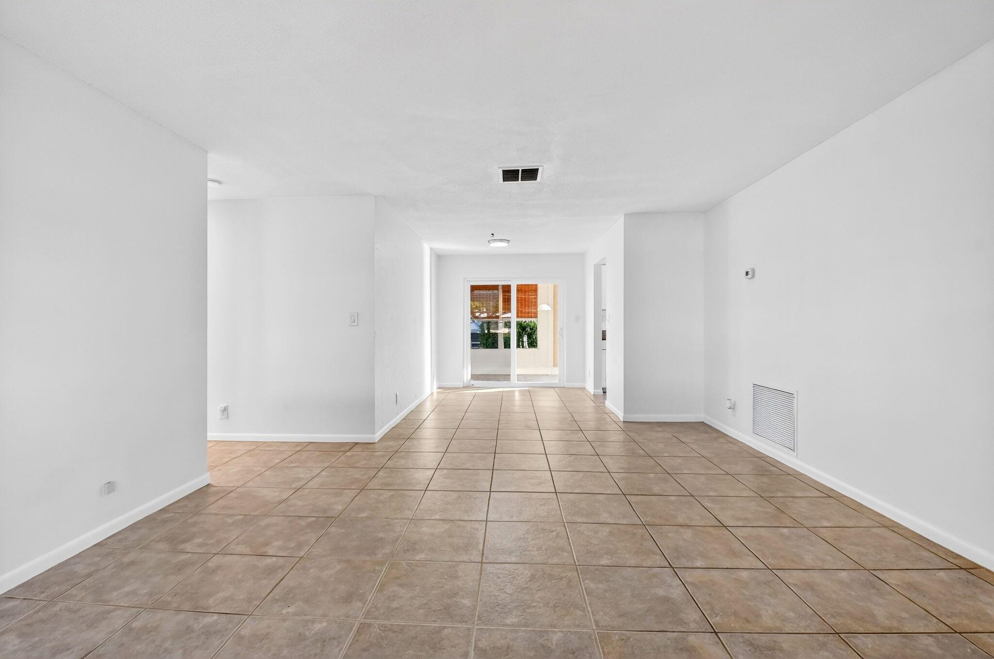 Photo 5 of home located at 814 SW 6th Avenue, Boynton Beach FL