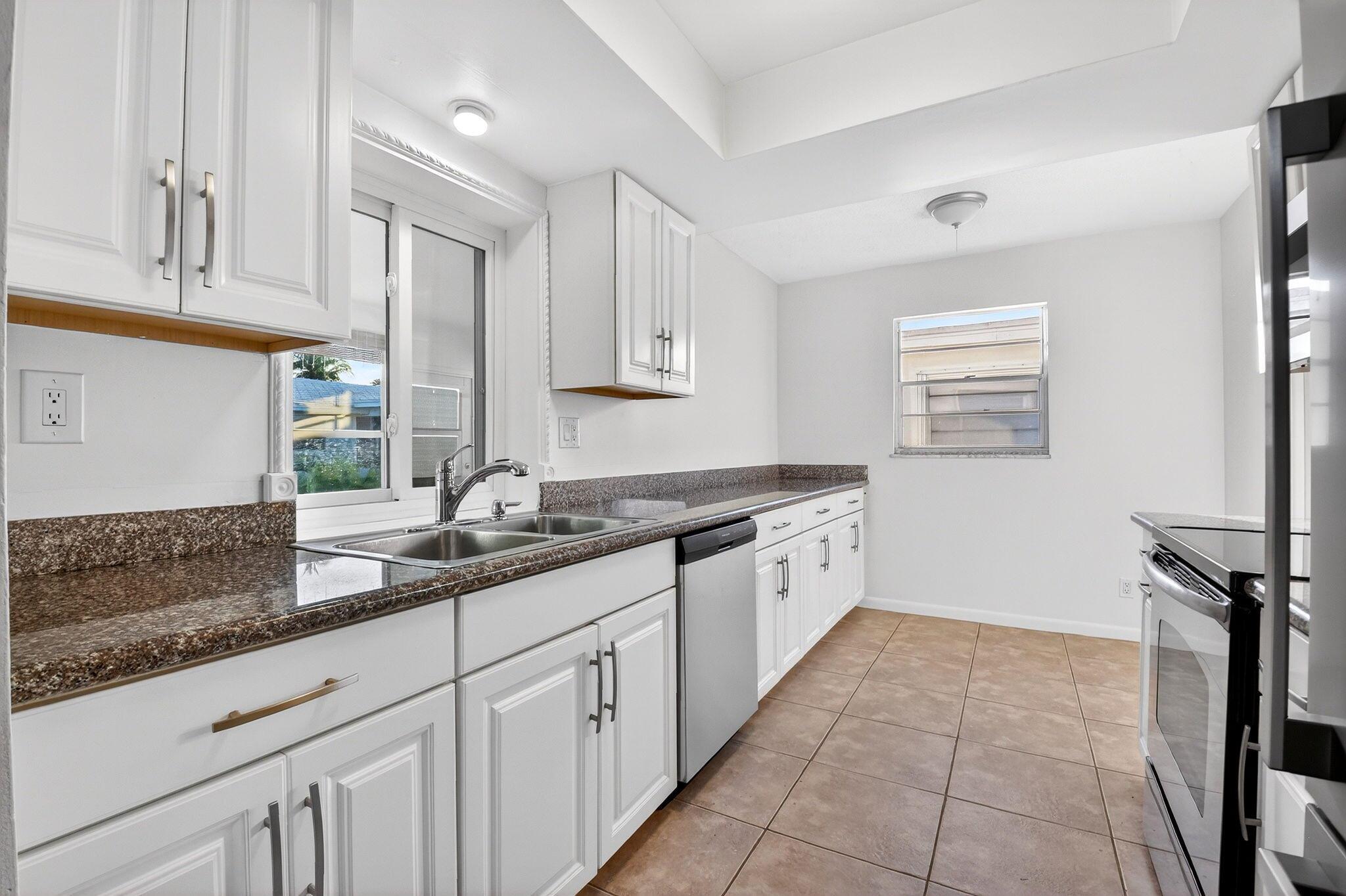 Photo 7 of home located at 814 SW 6th Avenue, Boynton Beach FL