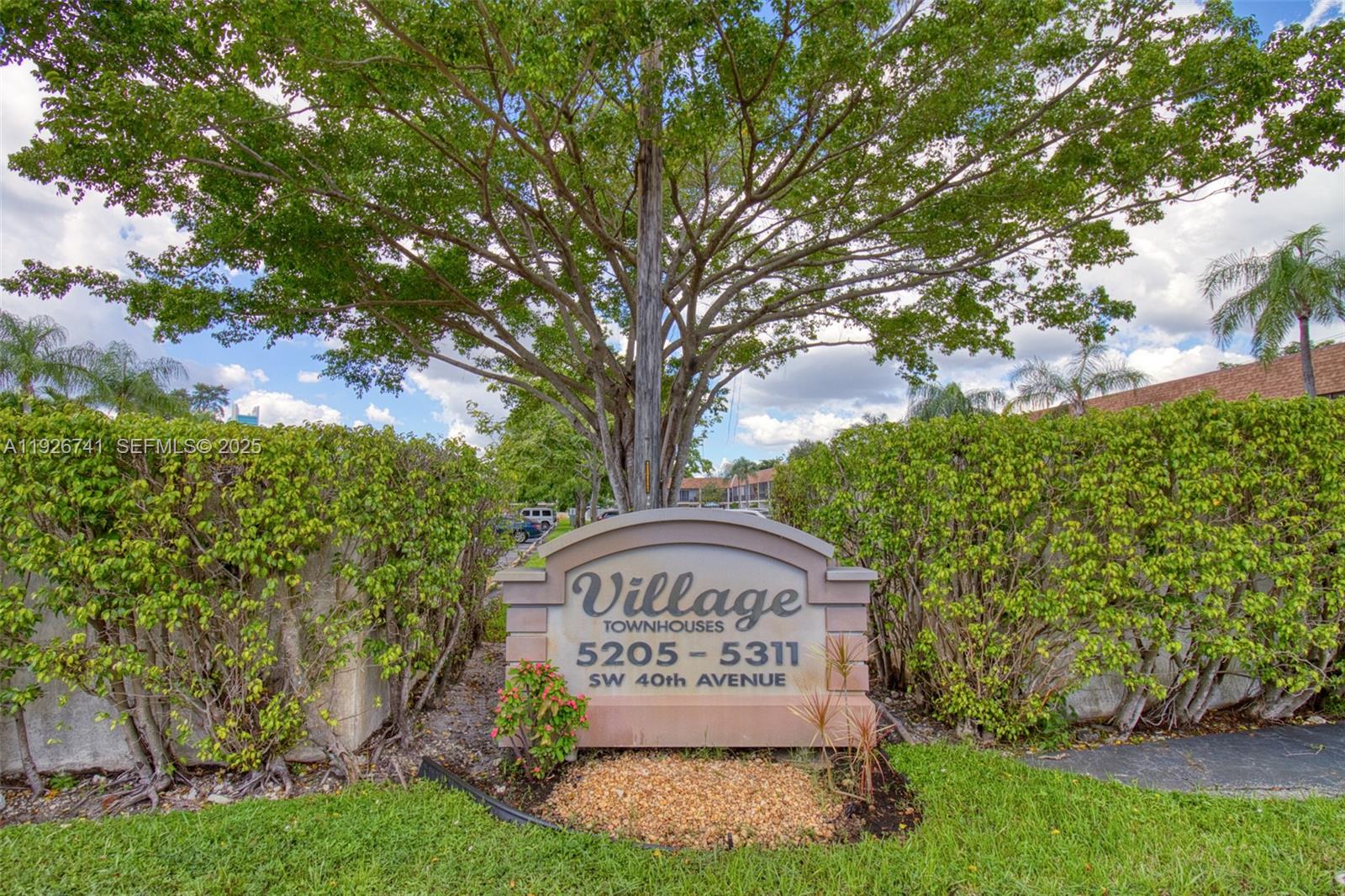 Impressive exterior facade at 5209 40th Ave - Townhouse in Dania Beach