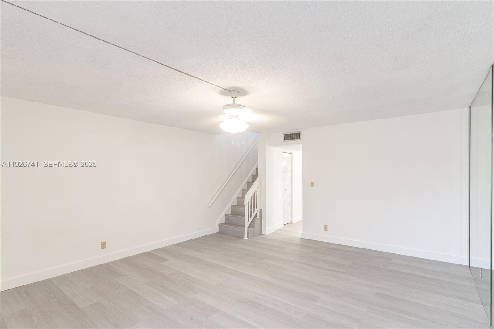 Elegant master bedroom retreat at 5209 40th Ave - Townhouse in Dania Beach