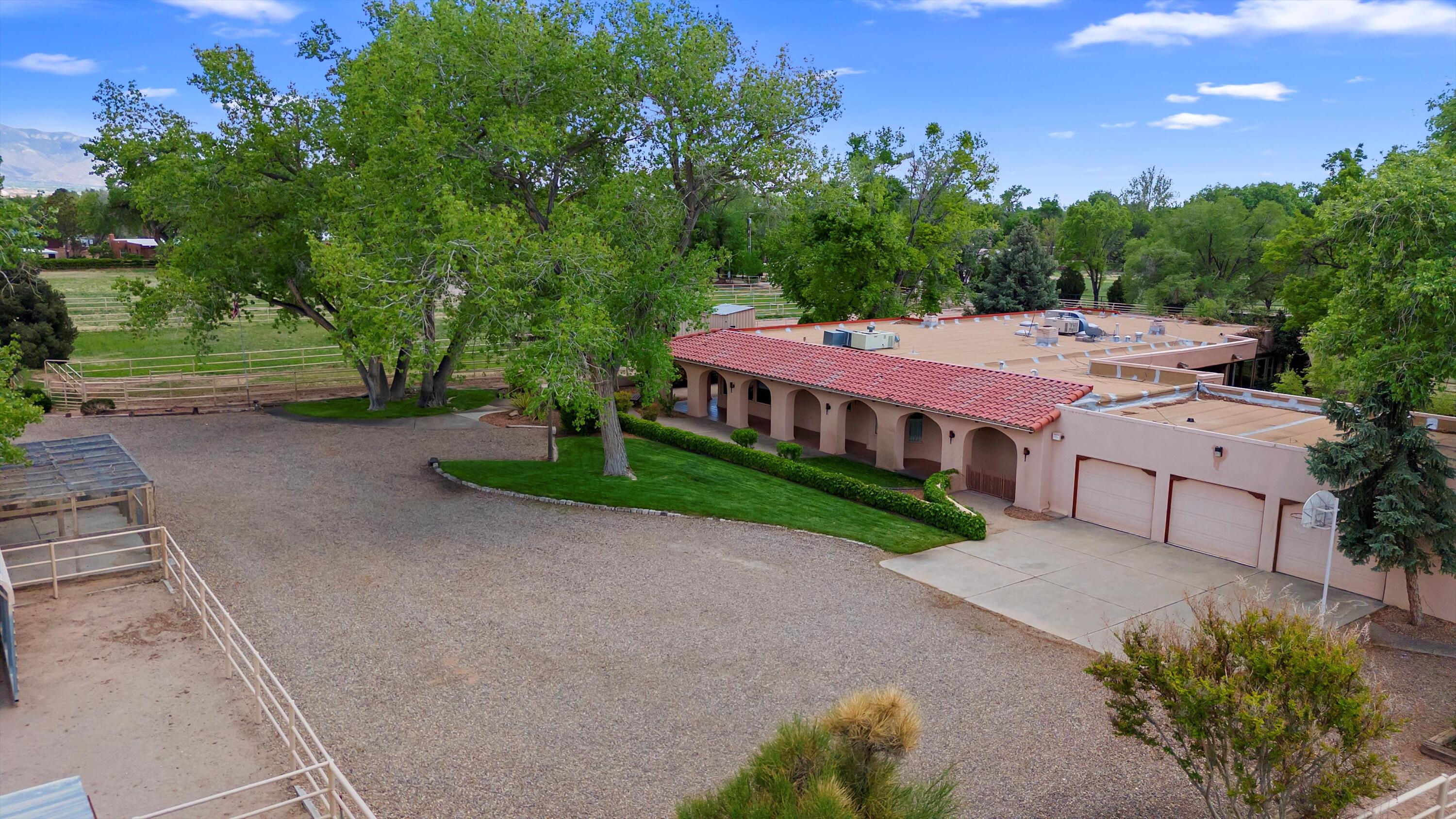 8805 Rio Grande Boulevard, Los Ranchos NM 87114