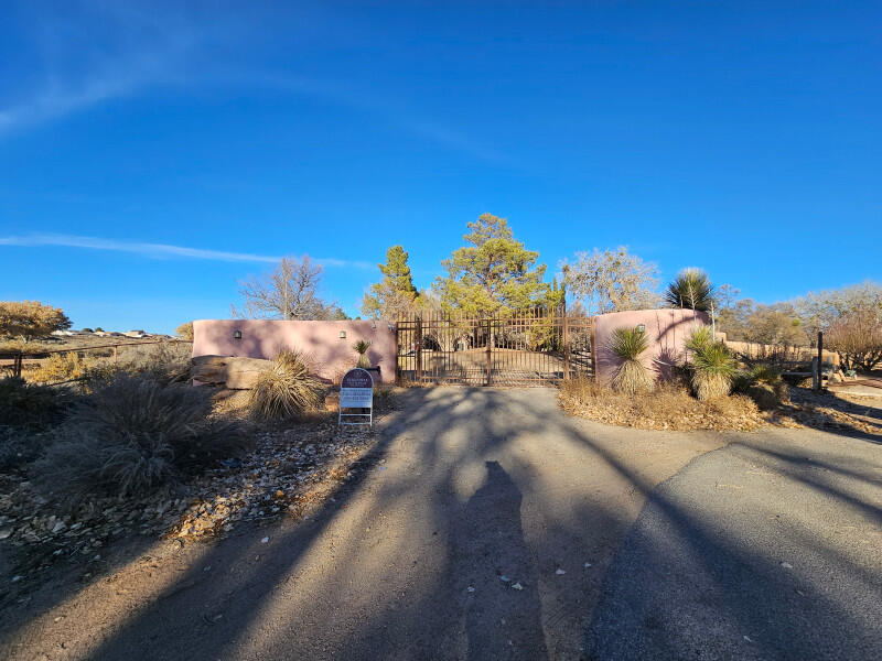 Homes for sale in Corrales, NM | 625 Camino De Corrales Del, Corrales, NM 87048 | MLS# 1095453