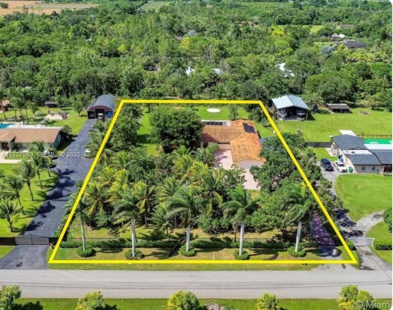 Beautiful masterpiece for sale in homestead. This property has been renovated to her best. 6 bedrooms 4 bathrooms, pool, new gazebo. Over an acre of land to entertain with your family and friends.