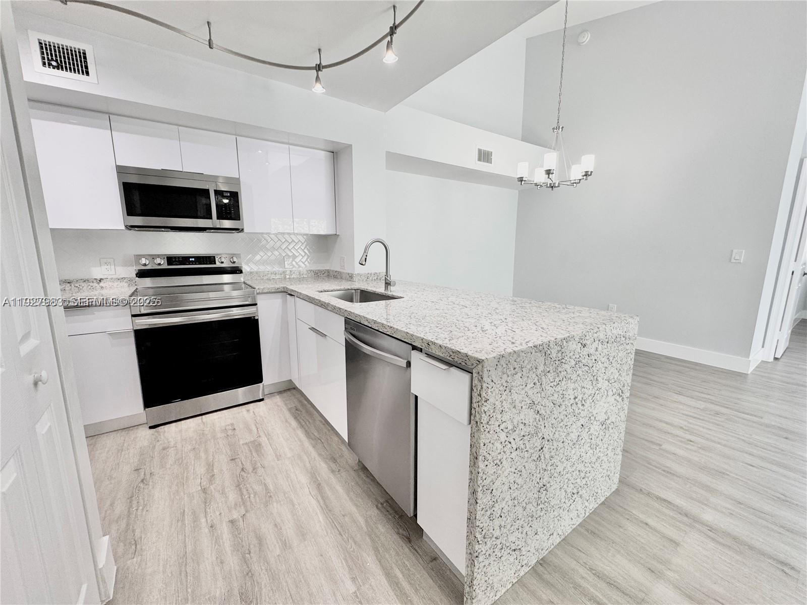 Devonaire Condo At Pembro