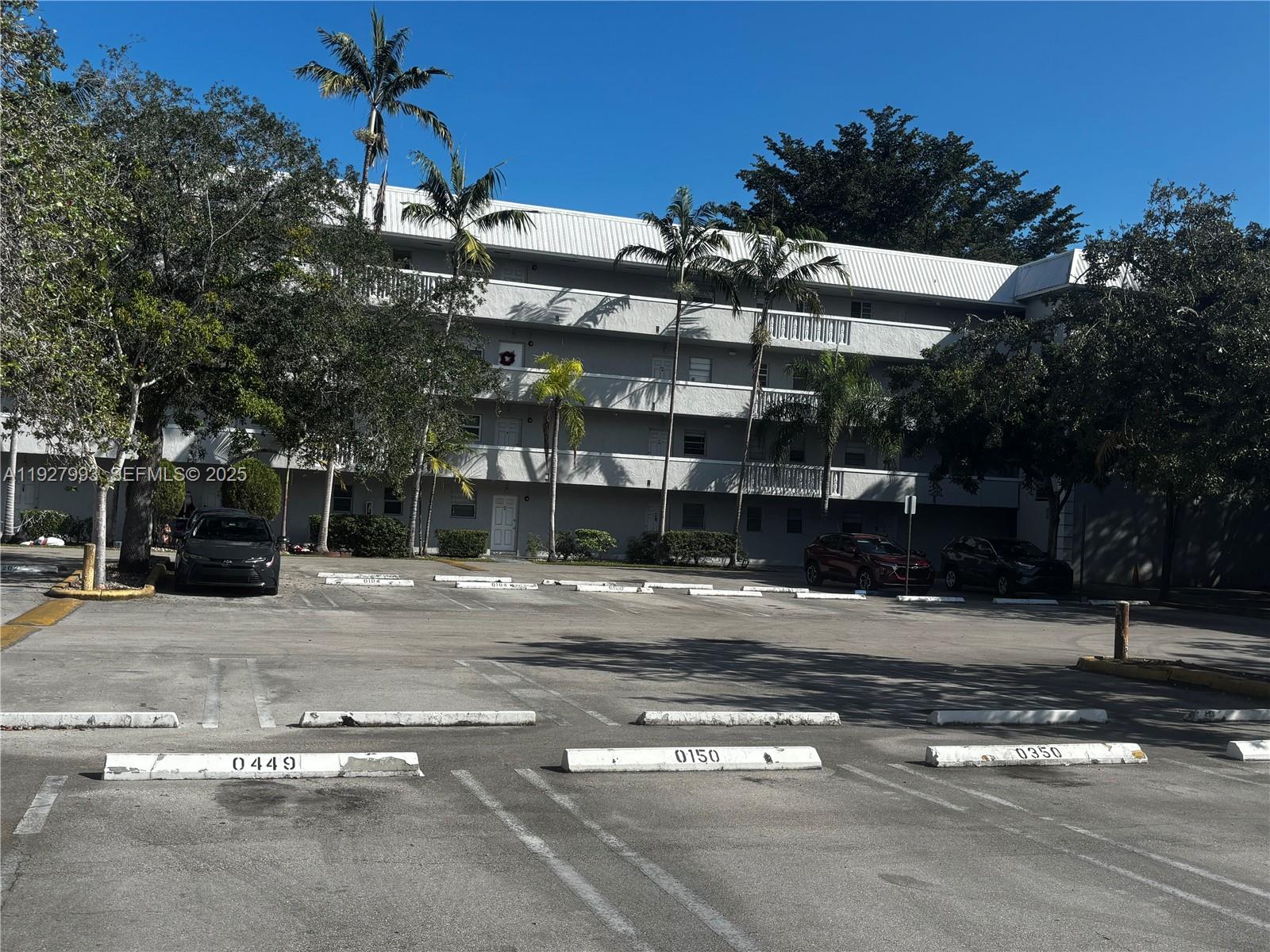 Fantastic location for this 1 bedroom 1 bath on first floor in a secure gated community of Palmetto Bay, just minutes to from restaurants, shops, school and more! Features: spacious bedroom and bathroom, first floor convenience, gated community. Please read broker remark Community with pool, gym, playground, laundry facilities Move in: 1st month & just 1 month security deposit.