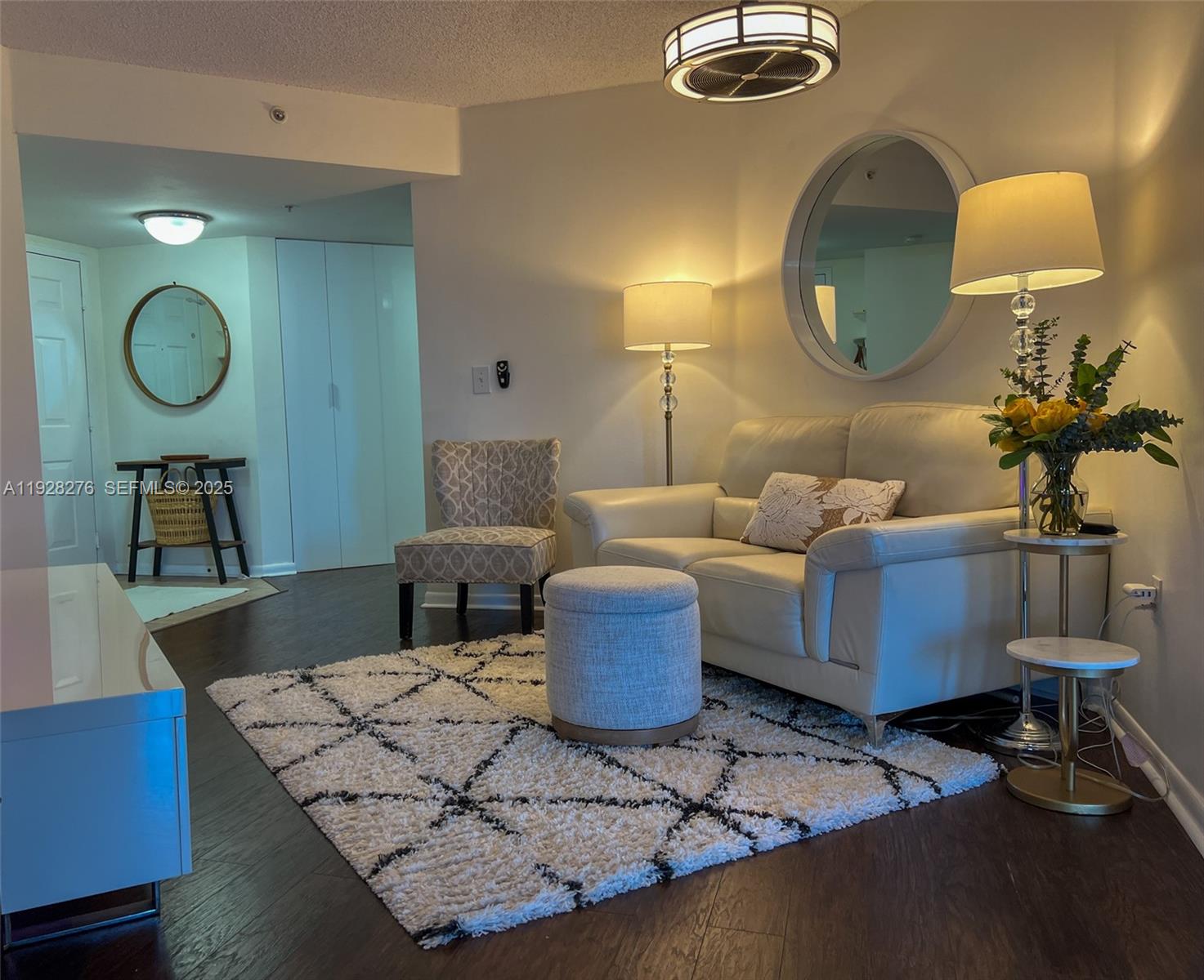 Las Olas By The River Con