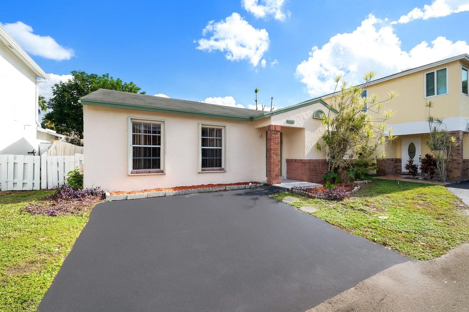 Homes for sale in Davie, FL | 14106 Langley Pl, Davie, FL 33325 | MLS# F10540279