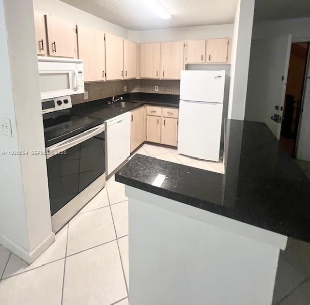 Lakes Of Jacaranda Condo